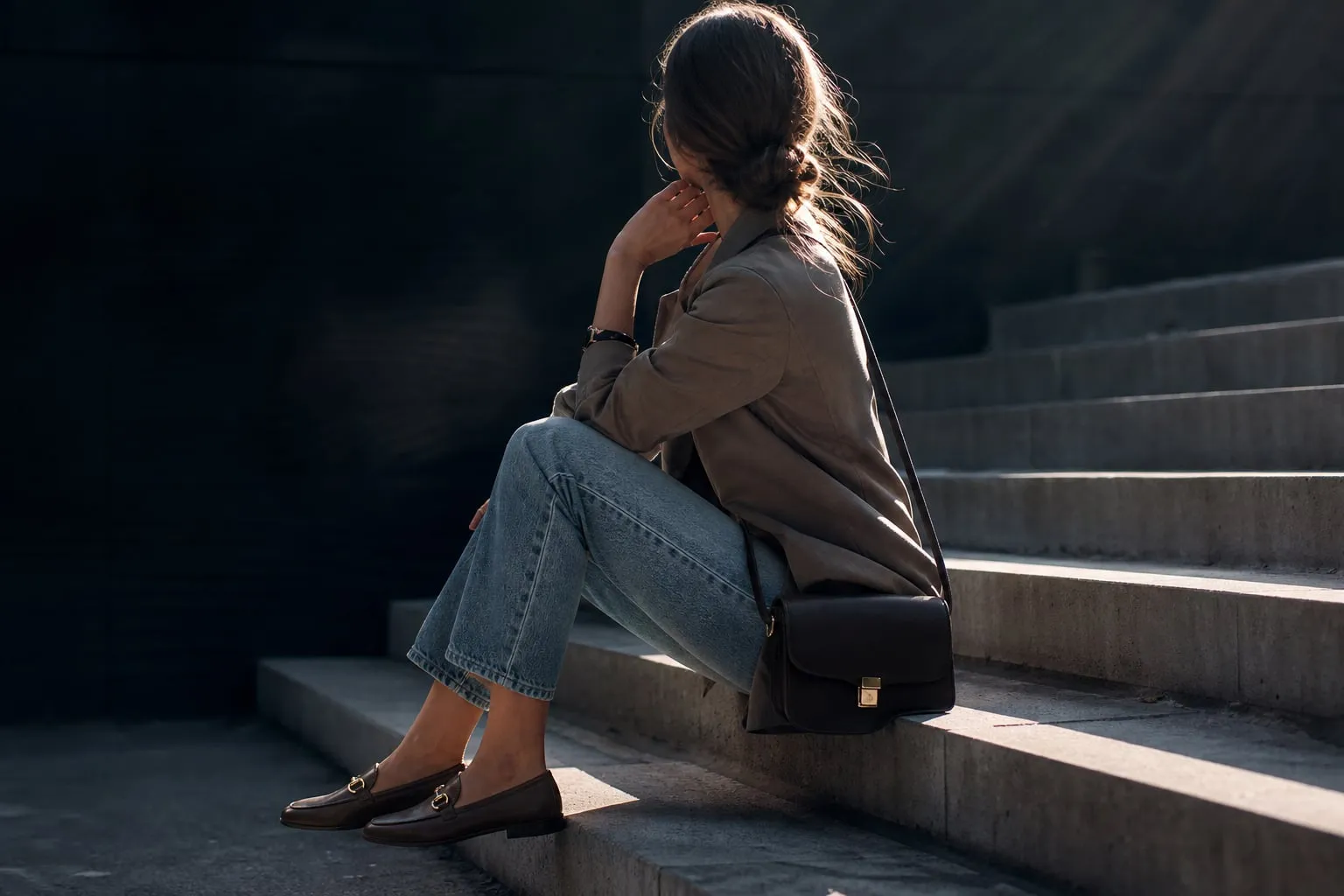Como usar mocassim com jeans sem pesar no visual: 3 fórmulas